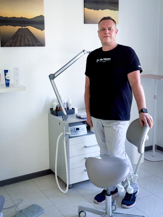 Jörg Goßler in seinem Behandlungsraum in der Praxis Via Vitales